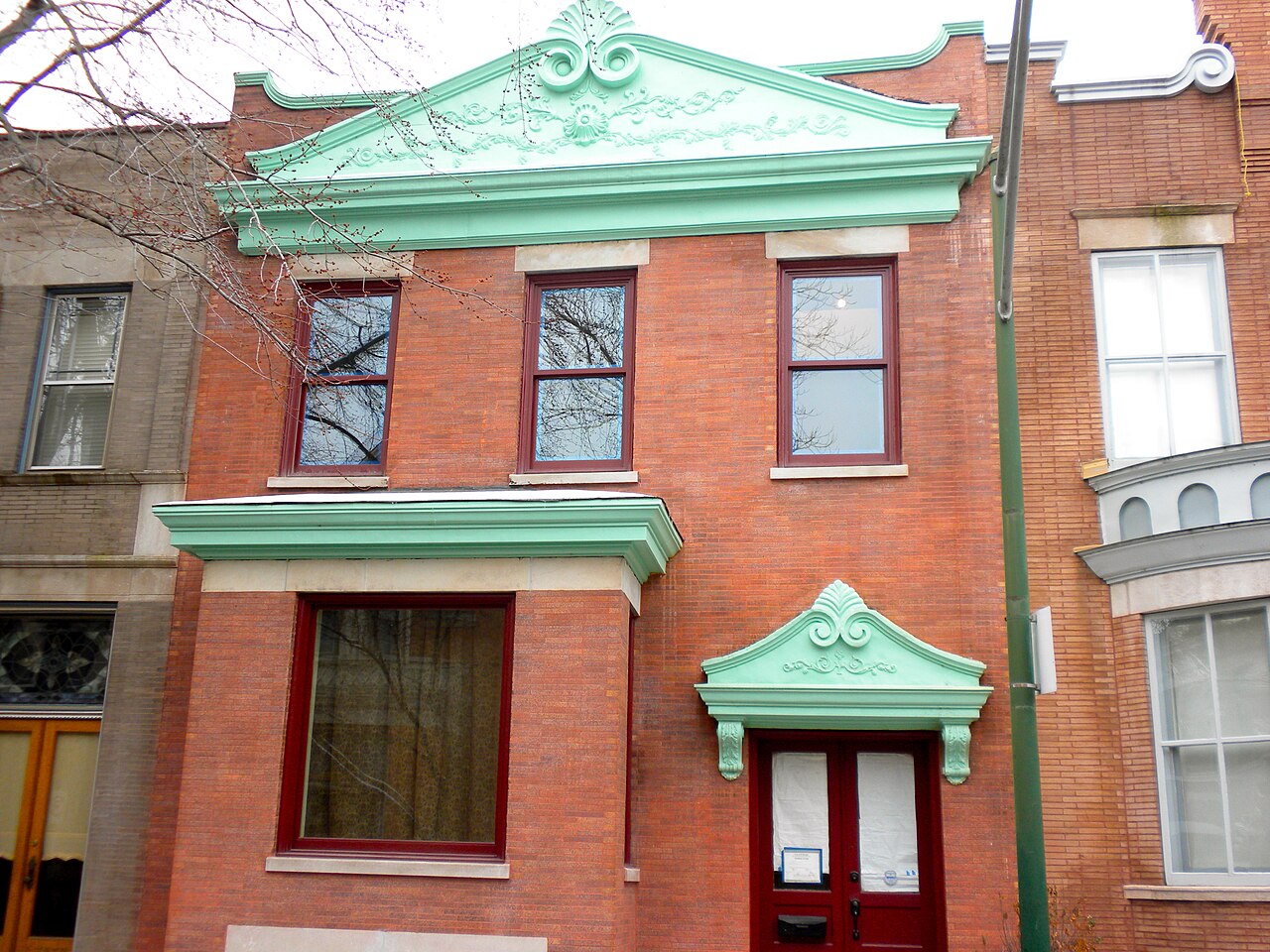 Alta Vista Terrace: Chicago's Block of 40 Row Houses That Mirror Each Other - Image 1