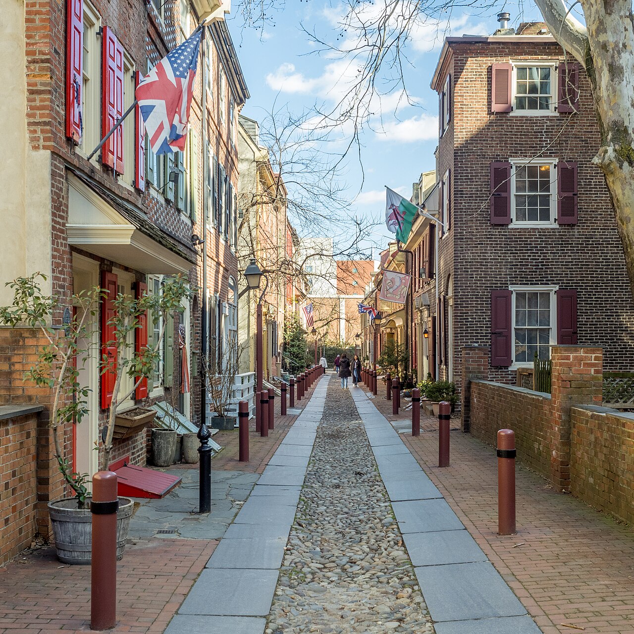 Elfreth's Alley: One of America's Oldest Residential Streets - Image 1