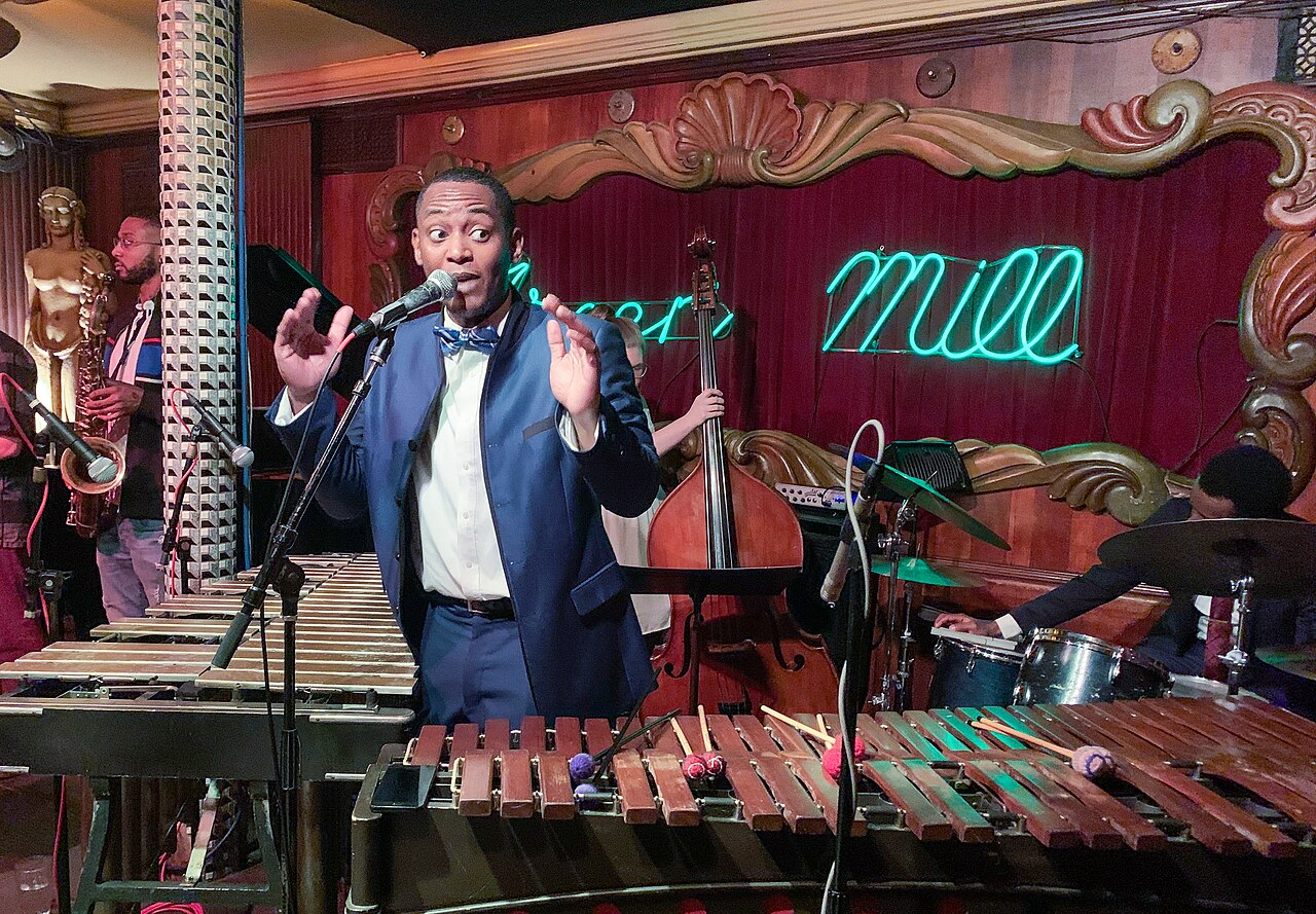 The Green Mill: Al Capone's Jazz Club Still Serves Drinks Nightly - Image 2